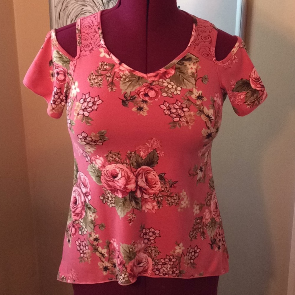 Cold shoulder tee